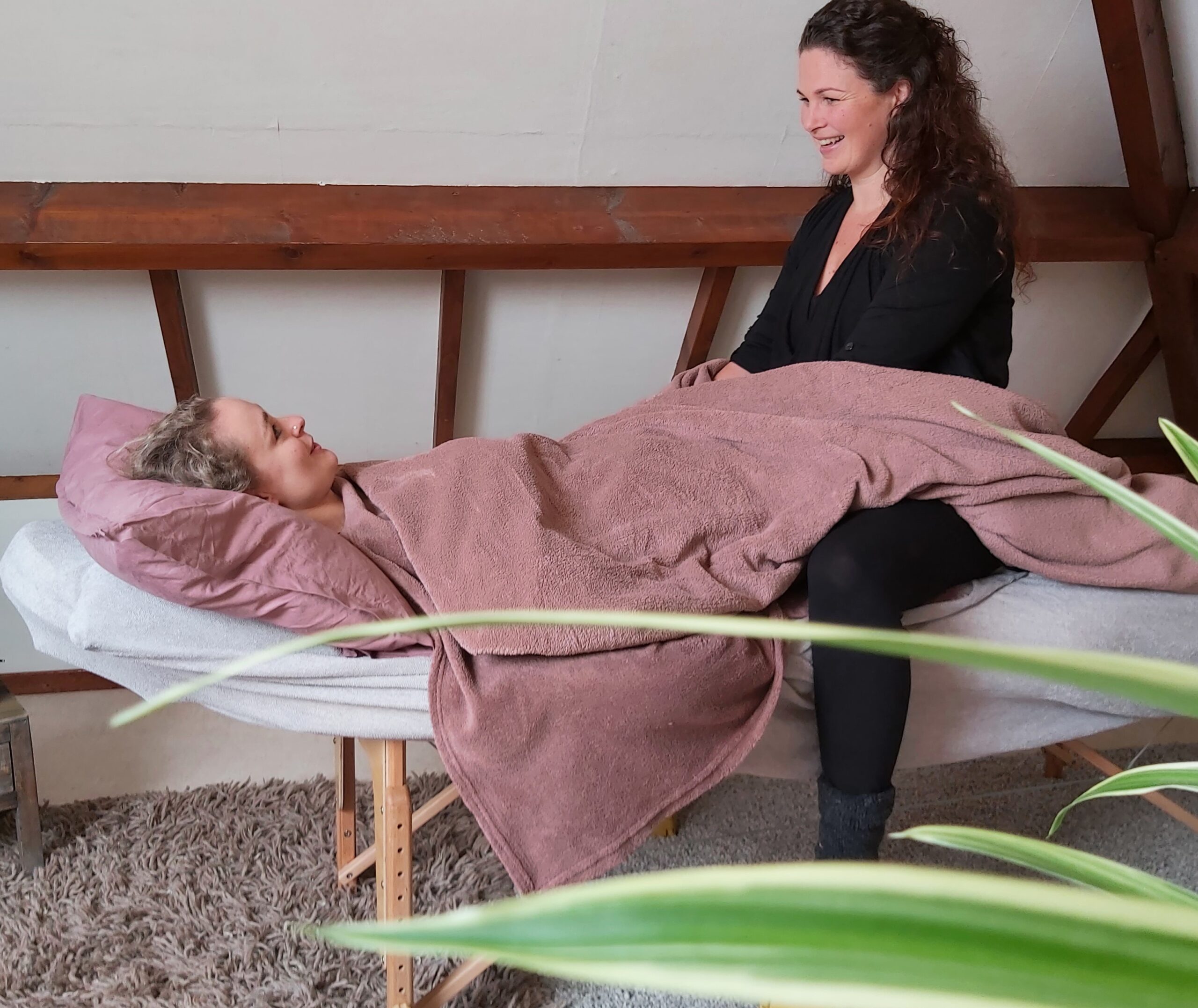 holistischebekkentherapie holistische bekkentherapie cliente op tafel
